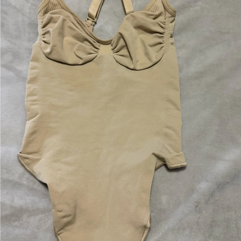 SKIMS Shapewear Set in Black and Tan - Picture 7 of 7